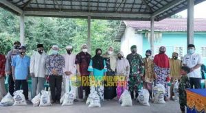 Bupati Masna Serahkan Bantuan Sembako Kepada Masyarakat Terdampak COVID-19 di Desa Talang Duku