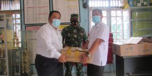 Disdik Muarojambi Serahkan Ratusan Buku ke Warga Sungaiterap Dalam Program TMMD