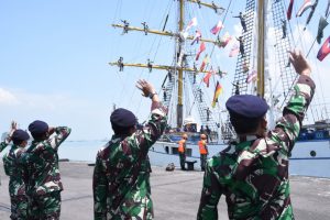 130 Taruna AAL Tingkat 1 Arungi Laut Perdana Gunakan KRI Dewaruci dan KRI Surabaya