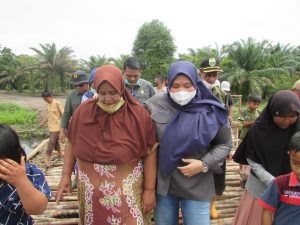 Emak-emak di Desa Sungaiterap minta Bupati bangun tower sinyal