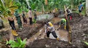 Antisipasi Karhutla, TNI – Polri bersama warga Desa Baung Buat Embung