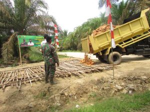 Galar untuk Jalan TMMD di Sungaiterap Sudah Mulai di timbun