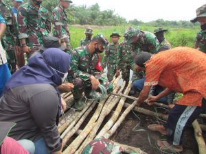 Bupati Muarajambi bersama Dansatgas TMMD Terjun langsung pasang Galar pembuatan Jalan