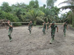 Satgas Manfaatkan Kayu Plagas buat Gelagar di Lahan Gambut untuk Pengeras Jalan