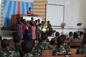 Bangun Kedamaian, Satgas Yonif 501 Ibadah Minggu Bersama di Sugapa