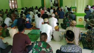 Satgas TMMD Berbaur Bersama Warga Tunaikan Salat Jumat