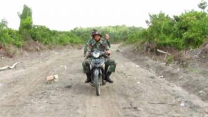 Dengan sepeda motor Kasiter Korem Gapu Tinjau Lokasi TMMD di Desa Sungaiterap