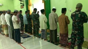 Kebersamaan Satgas TMMD dengan Sholat berjamaah di Masjid Raudhatul Hasanah 