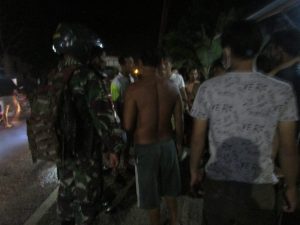 Sigap, Anggota Satgas TMMD Bantu Warga Kecelakaan Tunggal