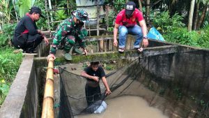 Senang Dapat Bantuan Bibit Ikan, Warga Langsung bawa ke Kolam Pembesaran