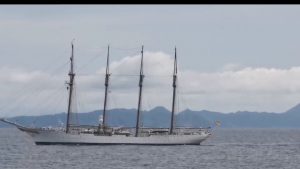 KRI Hasan Basri-382 Sambut Kapal Latih Angkatan Laut Spanyol “Juan Sebastian Elcano” Di Laut Sulawesi