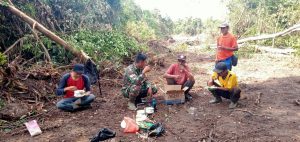 Moment Kebersamaan Saat Makan Siang di Lokasi TMMD
