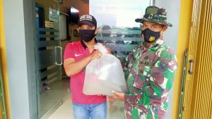 Meski Hujan, Masyarakat Sangat Antusias Terima Bibit Ikan