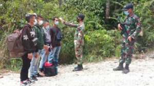 Satgas Pamtas Yonif 642/Kapuas Amankan 17 orang Pelintas Batas Secara Ilegal