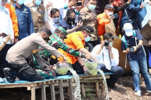 Pangdam II/Sriwijaya Tebar Benih Ikan di Acara Soft Launching Embung Konservasi Kebun Raya Sriwijaya