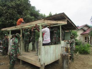 Ciptakan Kebersamaan, Satgas dan Warga Gotong-royong Rehab Poskamling