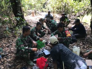 Menikmati Ransum TNI disantap Bersama Warga Saat Istirahat Membangun Jalan TMMD