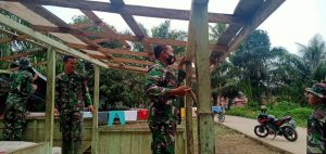 Kapten Inf Suyadi berikan semangat Satgas bantu perbaikan Pos kamling