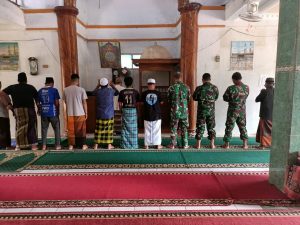 Sholat Berjamaah Bikin Satgas TMMD Dekat Warga