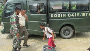 Salut, Beraninya Anak Sekolah Cegat Bus Kodim