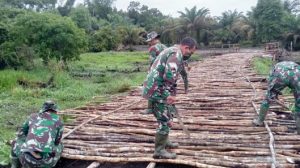 Satgas Kumpulkan Kayu Buat Galar Pembangunan Jalan Bergambut