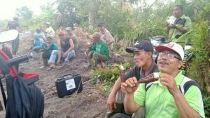 Satgas TMMD bersama warga Desa Sungaiterap sarapan pagi di lokasi