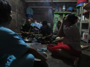 Keakraban Bersama Orang Tua Asuh, Anggota Satgas Bantu Siapkan Makan Malam