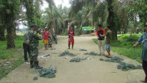 Satgas Siapkan Tali untuk Pasang Galar pada Jalan di Lahan Gambut