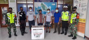 Sinergitas Babinsa dan Bhabinkamtibmas Biak Numfor Kawal Pengiriman Vaksin Sinovac