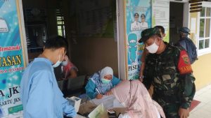 Babinsa Koramil Muarasabak Pantau dan Kawal Penyuntikan Vaksin Sinovac di Puskesmas Tanjungsolok