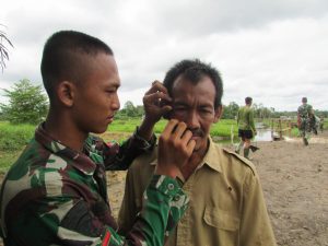 Anggota Satgas Periksa Mata Warga yang Disengat Tawon