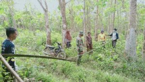 Satgas TMMD Batanghari Bersama Warga Ukur lahan yang akan diterobos
