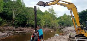 Satgas TMMD Kodim 0415/Batanghari pasang tiang pancang jembatan ke Tiga