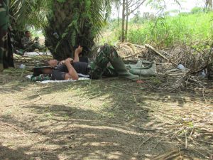 Tidur beralaskan karung bekas, anggota Satgas TMMD Manfaatkan waktu istirahat siang