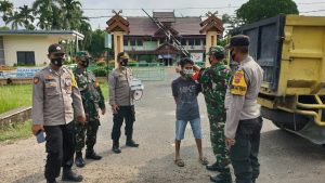Peduli Covid 19, TNI – Polri di Wilayah Jaluko Bagikan Masker
