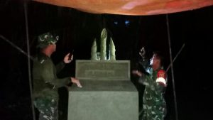 Hingga Malam Prajurit Tetap Semangat bangun Tugu Prasasti TMMD
