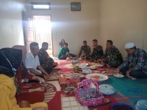 Jalin Silaturahmi, Anggota Satgas TMMD Kodim Batanghari Penuhi Undangan Tokoh Masyarakat Mekarjaya