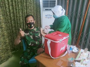 Cegah Covid-19, Prajurit TNI Koramil Telanaipura Terima Suntik Vaksin