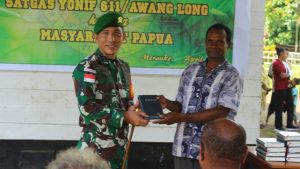Cinta Kasih Satgas TNI Bagikan Alkitab Kepada Warga Papua