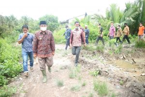 Bupati Anwar Sadat Tinjau Lahan Warga yang Terdampak Banjir di Desa Arah Sialang