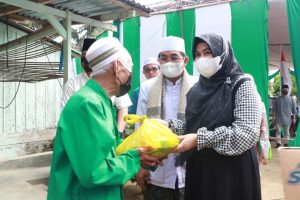 Safari Jumat ke Desa Purwodadi, Bupati Anwar Sadat Berikan Bantuan Kepada Lansia