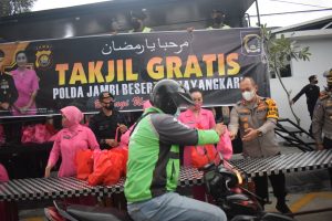 Ketua Bhayangkari dan Pengurus daerah Jambi Bagikan Takjil di Bulan Puasa Ramadhan