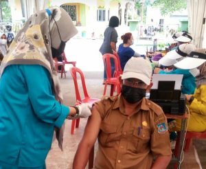 Kades Teluksialang Kabupaten Tanjab Barat di Vaksin Sinovac Tahap Kedua