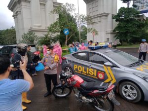 Polres Muarojambi Bagi-bagi Takjil