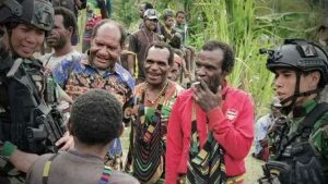 Melalui Pendekatan Humanis, Pasukan Elit Kostrad Hidupkan Kembali Aktivitas Masyarakat di Intanjaya