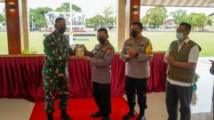 Kunjungan Kapolri ke Lombok, Danrem 162/WA Berikan Buku “Mempolong Merenten Rehab Rekon Gempa Lombok”