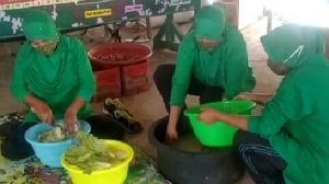 Walau Ikut Terdampak Banjir Bandang, Istri Para Babinsa Bantu Masak Kebutuhan Korban Banjir Bima
