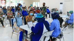 Purnawirawan TNI AU dan Keluarganya Jalani Vaksinasi Covid-19 di Lanud Abd Saleh