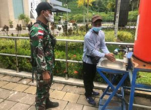 Terapkan Prokes, Satgas Yonif 642 Bantu Awasi dan Periksa PMI di PLBN Entikong