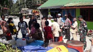 Satgas Yonarmed 6 Bantu Pihak Kecamatan Miomaffo Barat Lakukan Patroli BBM